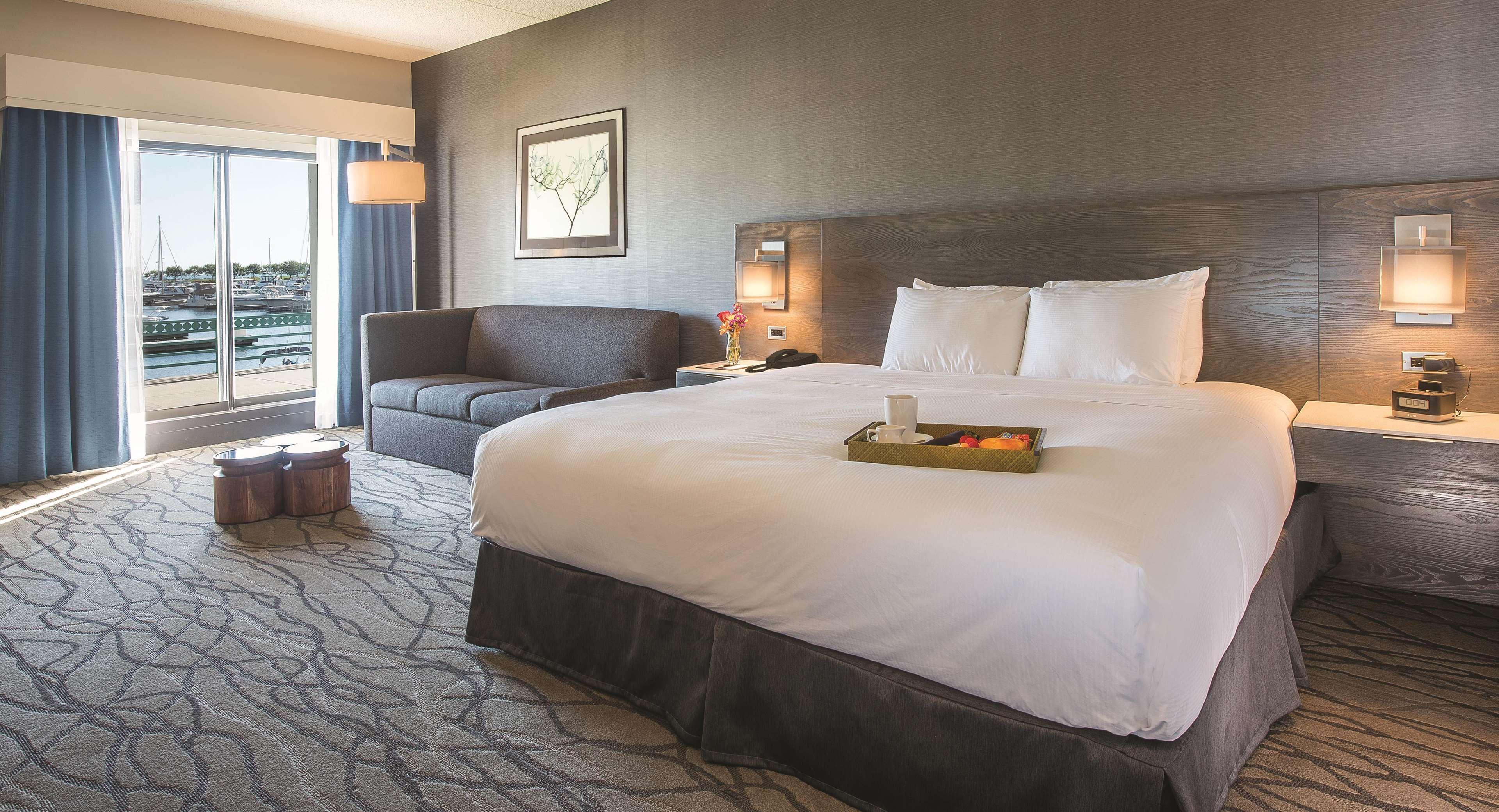 Отель Doubletree By Hilton Racine Harbourwalk Экстерьер фото