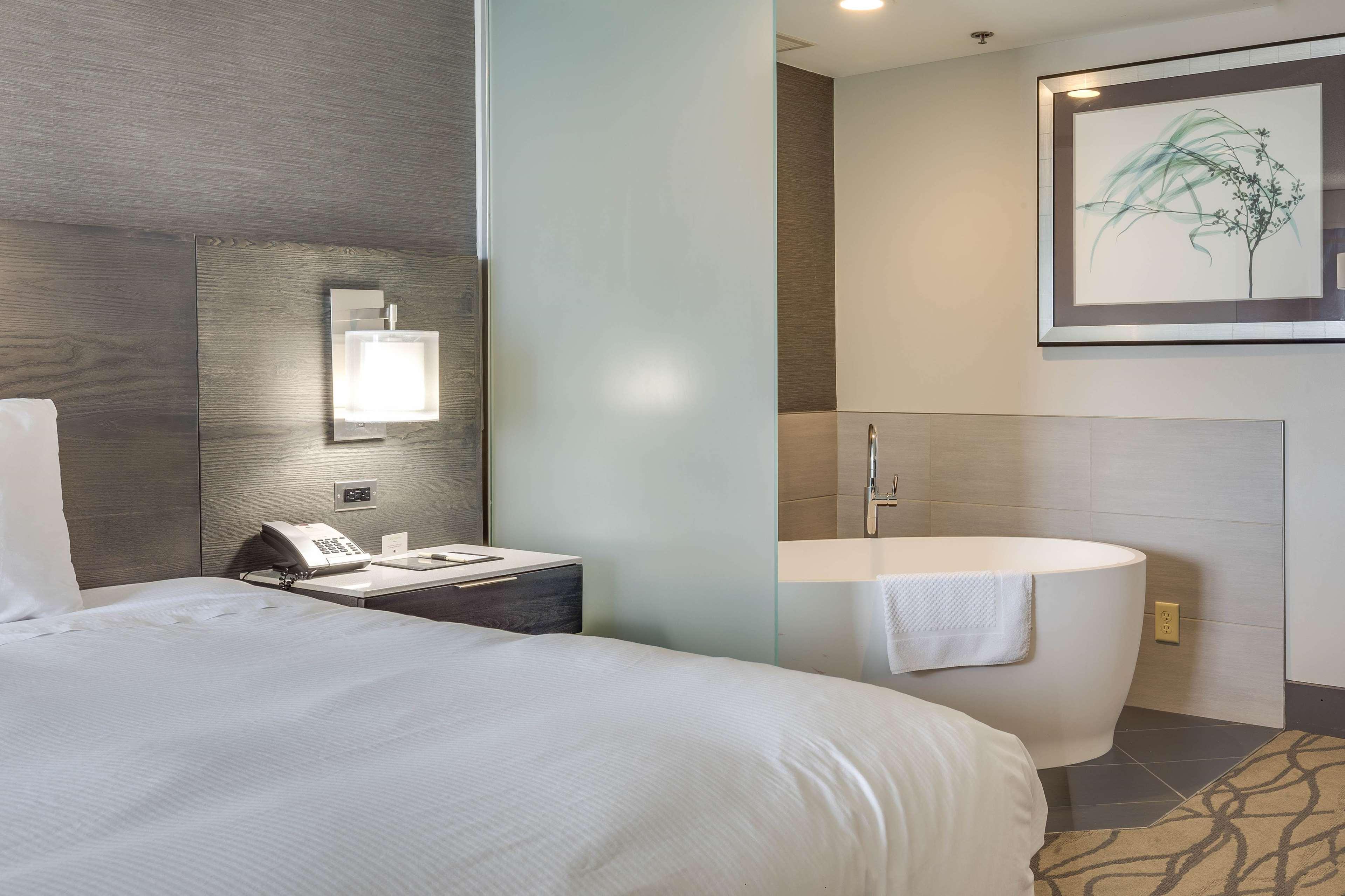 Отель Doubletree By Hilton Racine Harbourwalk Экстерьер фото