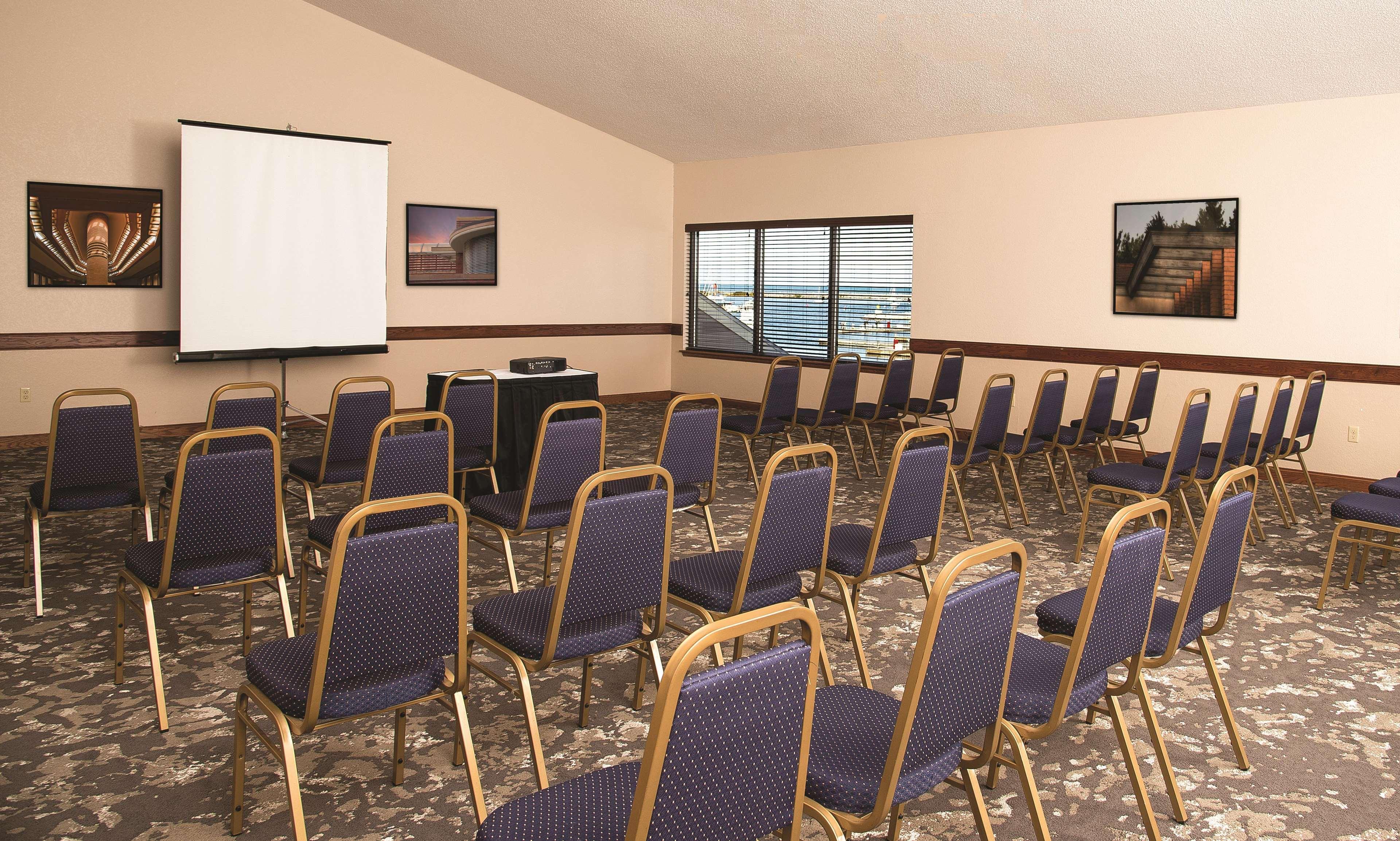 Отель Doubletree By Hilton Racine Harbourwalk Экстерьер фото