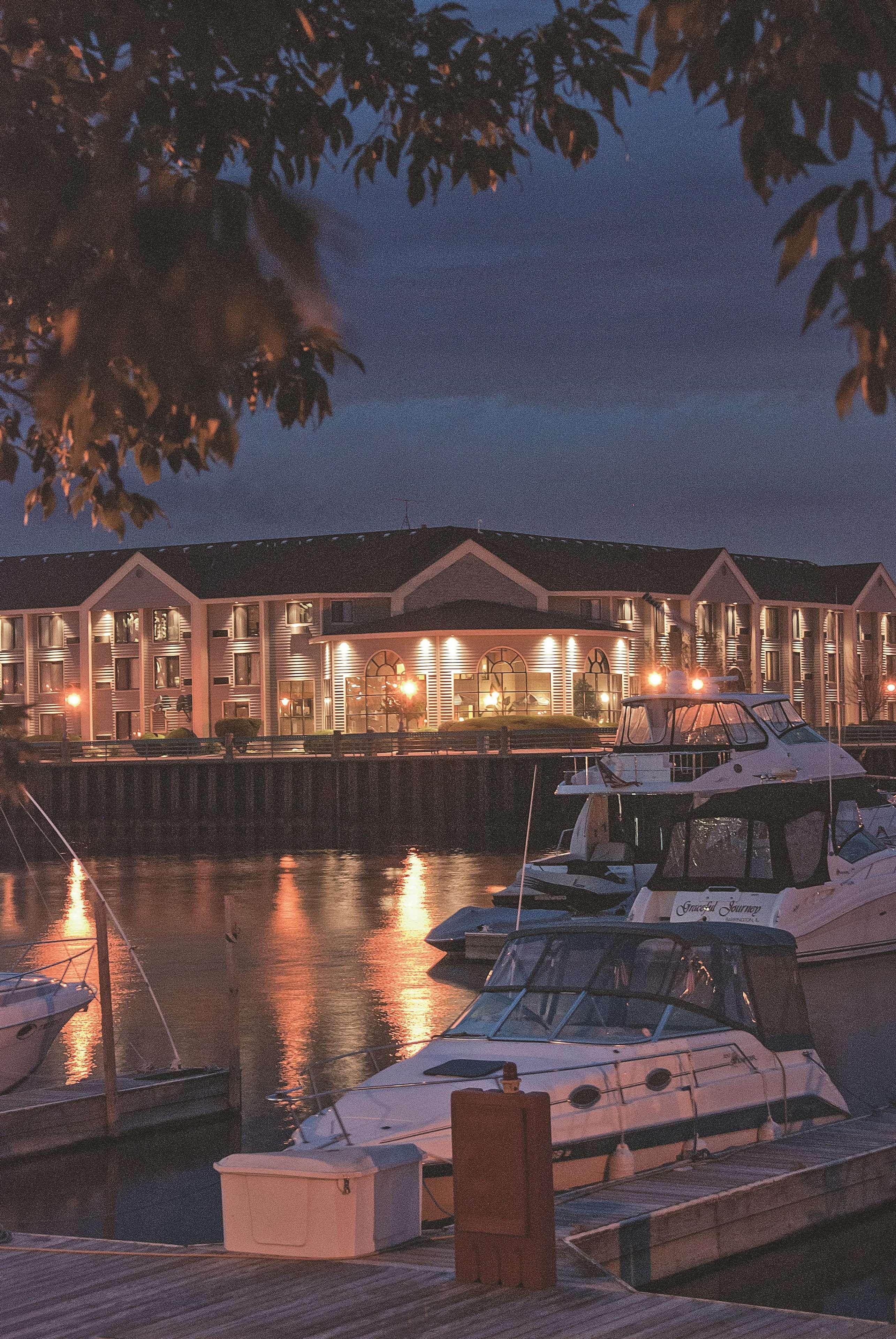 Отель Doubletree By Hilton Racine Harbourwalk Экстерьер фото