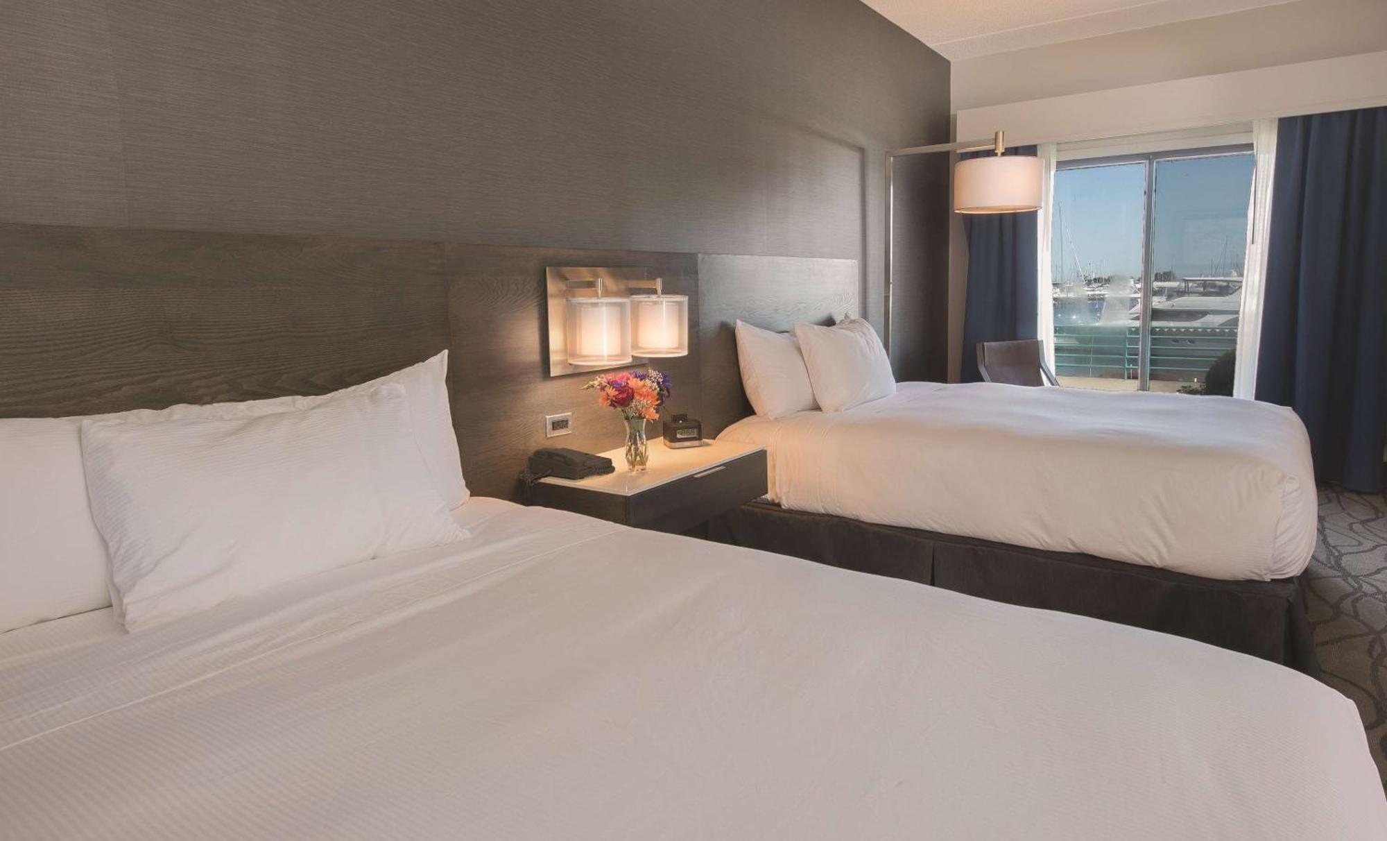 Отель Doubletree By Hilton Racine Harbourwalk Экстерьер фото