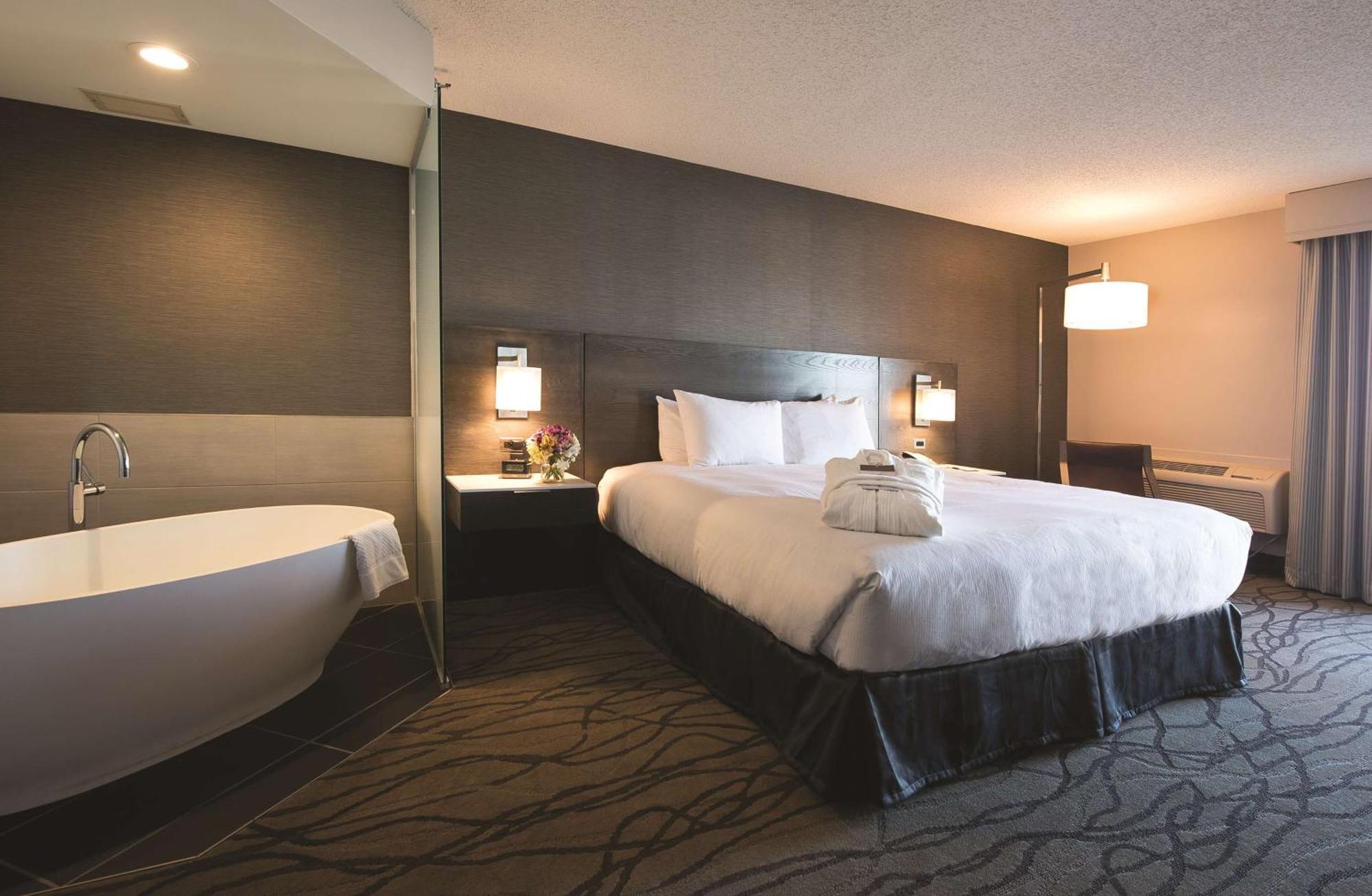 Отель Doubletree By Hilton Racine Harbourwalk Экстерьер фото