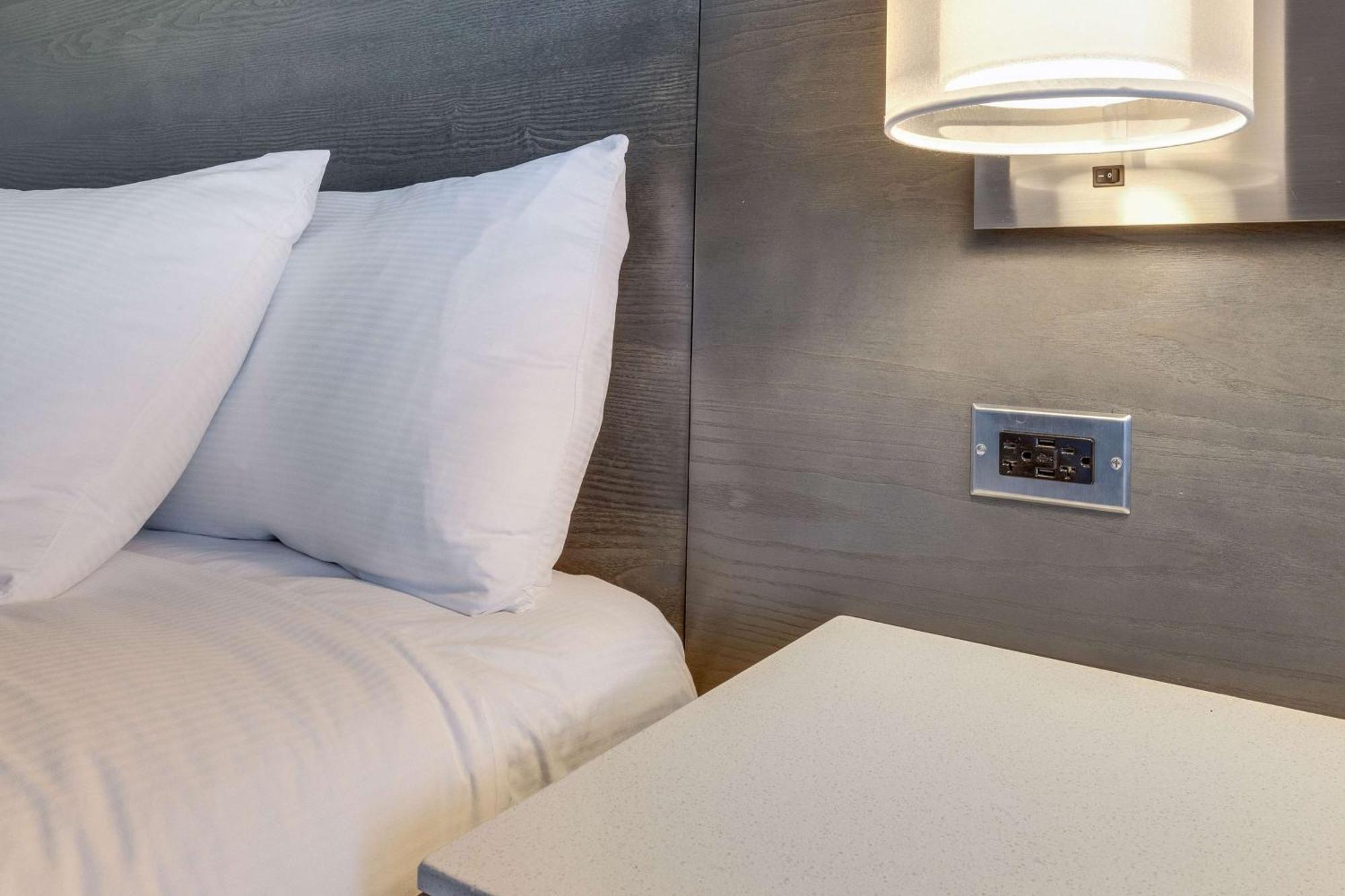 Отель Doubletree By Hilton Racine Harbourwalk Экстерьер фото